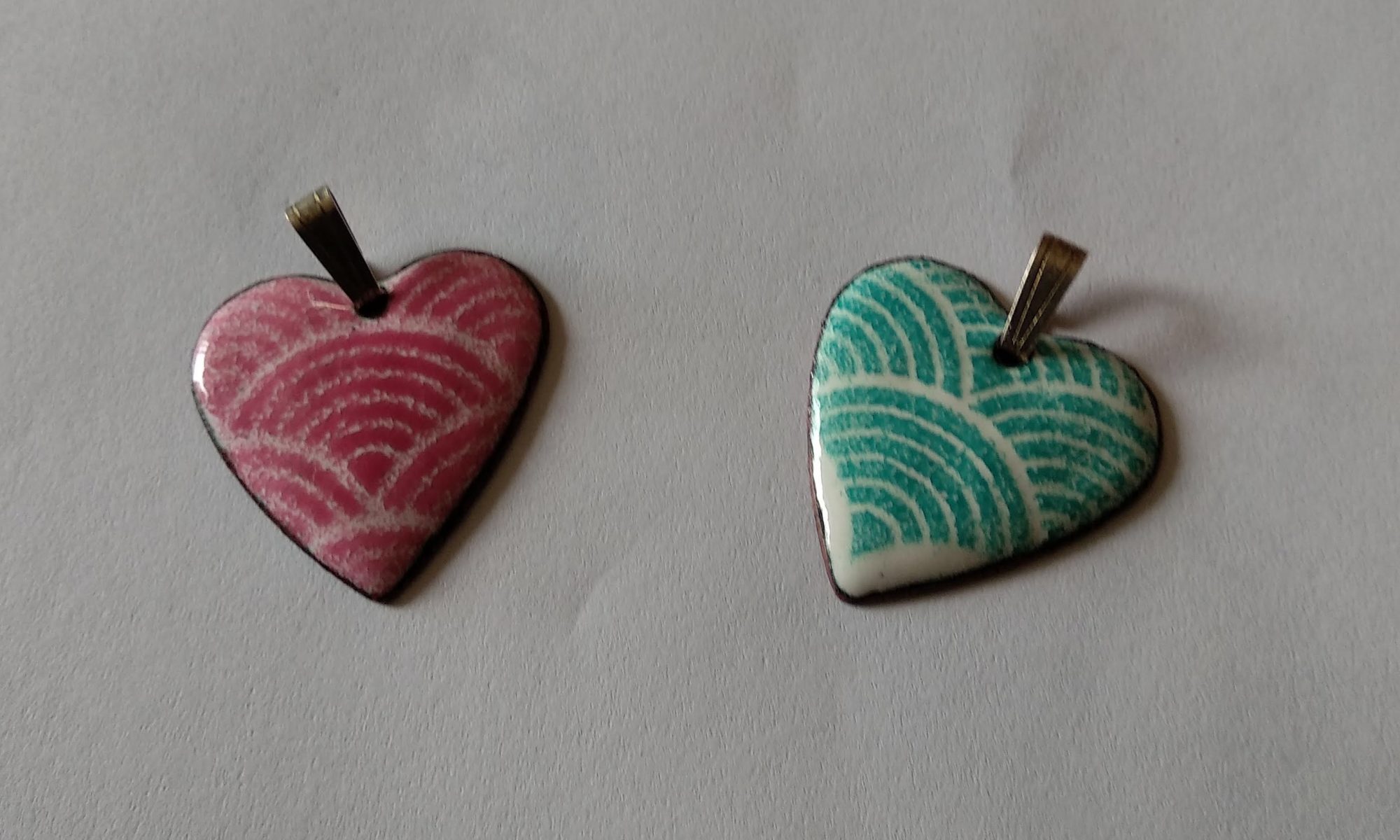 Pendientes esmalte de corazones